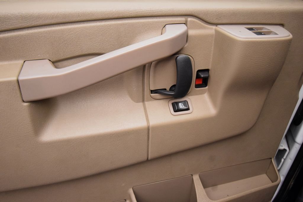 Used 2018 Summit White GMC Work Van image 18