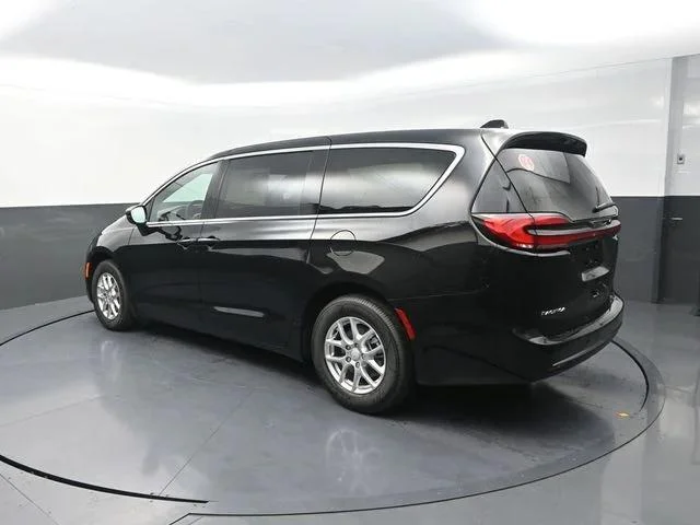 New 2027 Diamond Black Crystal Pearl-Coat Exterior Paint Chrysler Select image 7