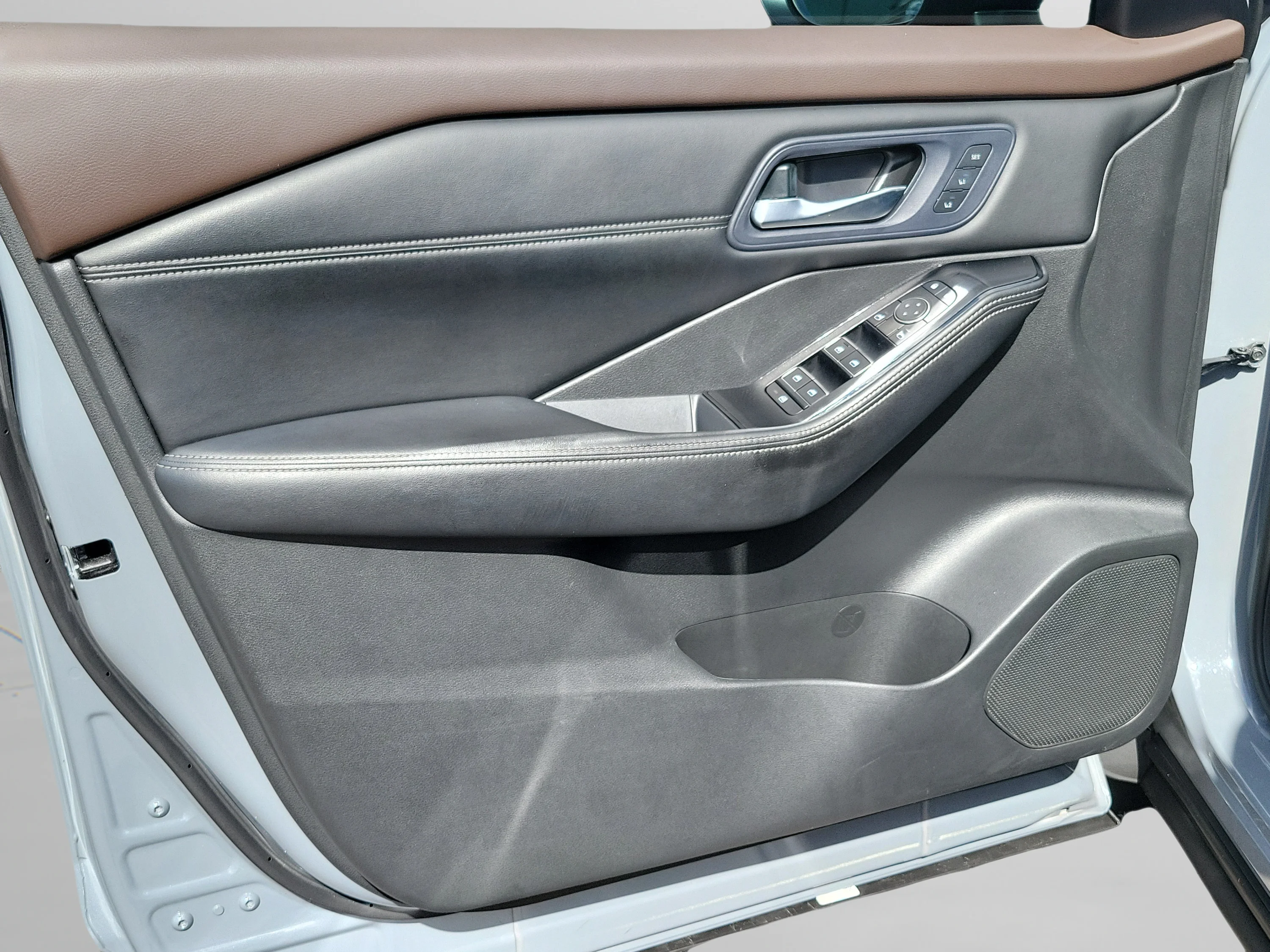 Used 2023 Boulder Gray Pearl Nissan SL image 26