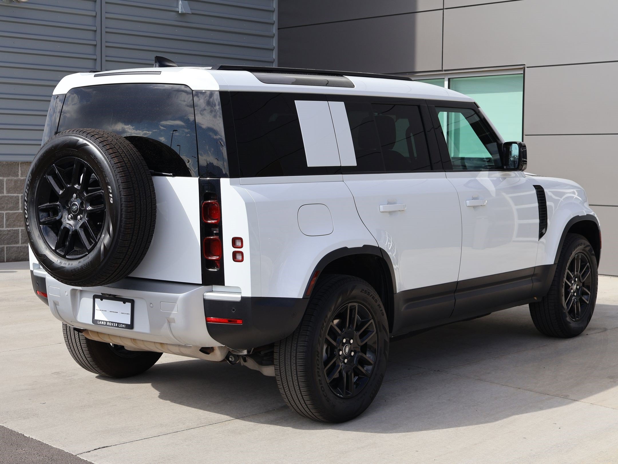 Used 2025 Fuji White Land Rover 110 P300 S image 5
