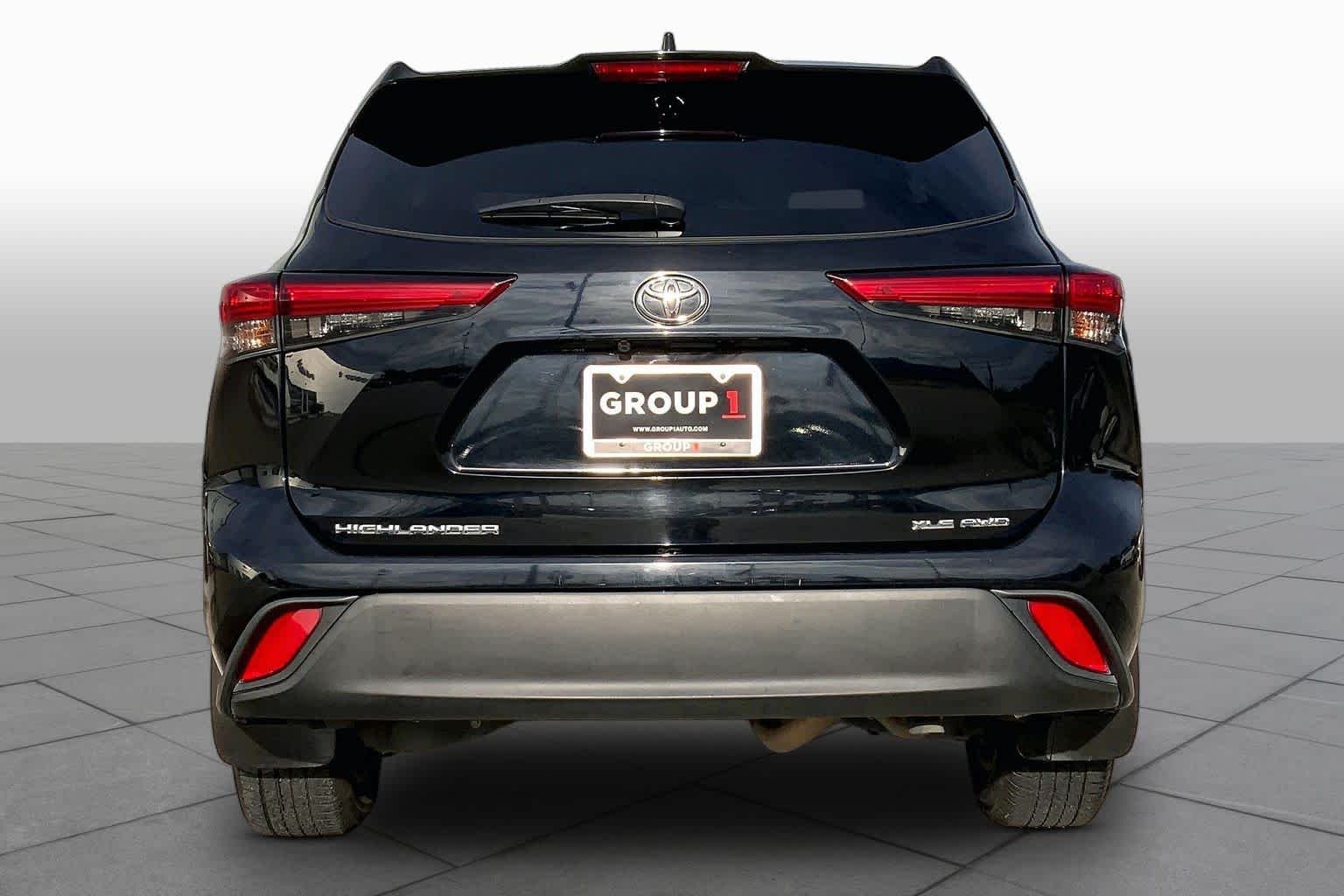 Used 2022 Midnight Black Metallic Toyota XLE image 5