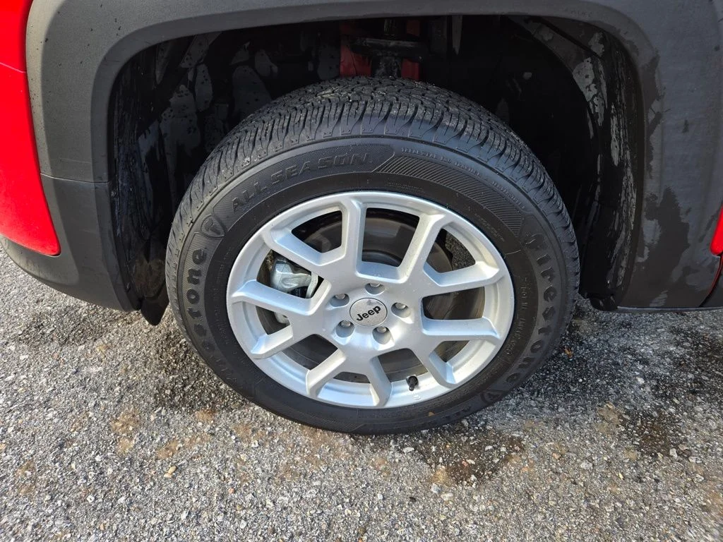 Certified Used 2022 Red Jeep Latitude image 11