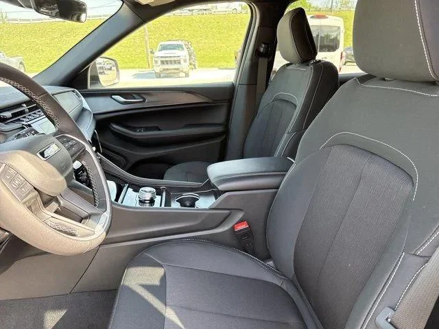 New 2026 Bright White Clear-Coat Exterior Paint Jeep Laredo X image 5