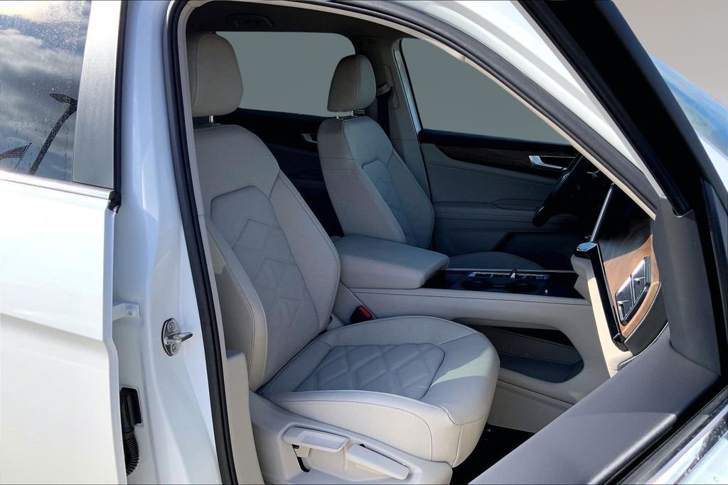 New 2026 Opal White Pearl Volkswagen 2.0T SE image 11