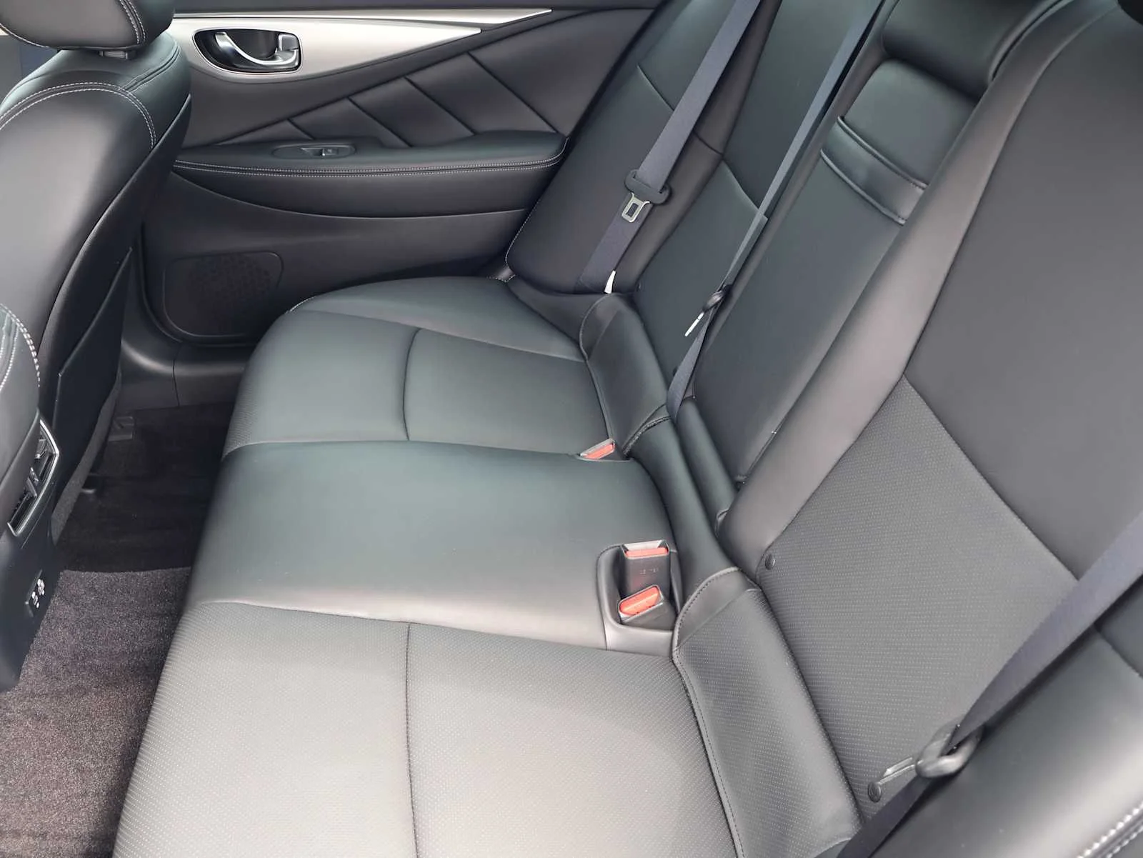 Certified Used 2023 Midnight Black INFINITI LUXE image 27
