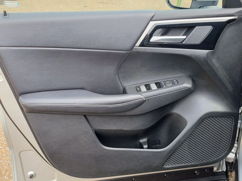 Used 2024  Mitsubishi SE image 19