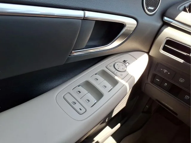Used 2023 Black Hyundai SEL image 29