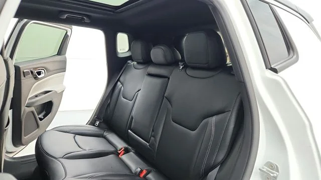 New 2026 Bright White Clear-Coat Exterior Paint Jeep Limited image 18