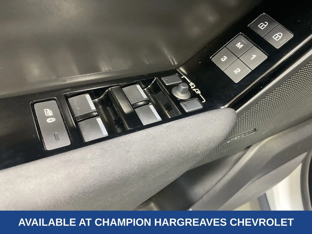 Used 2025 Fuji White Land Rover Dynamic SE image 30