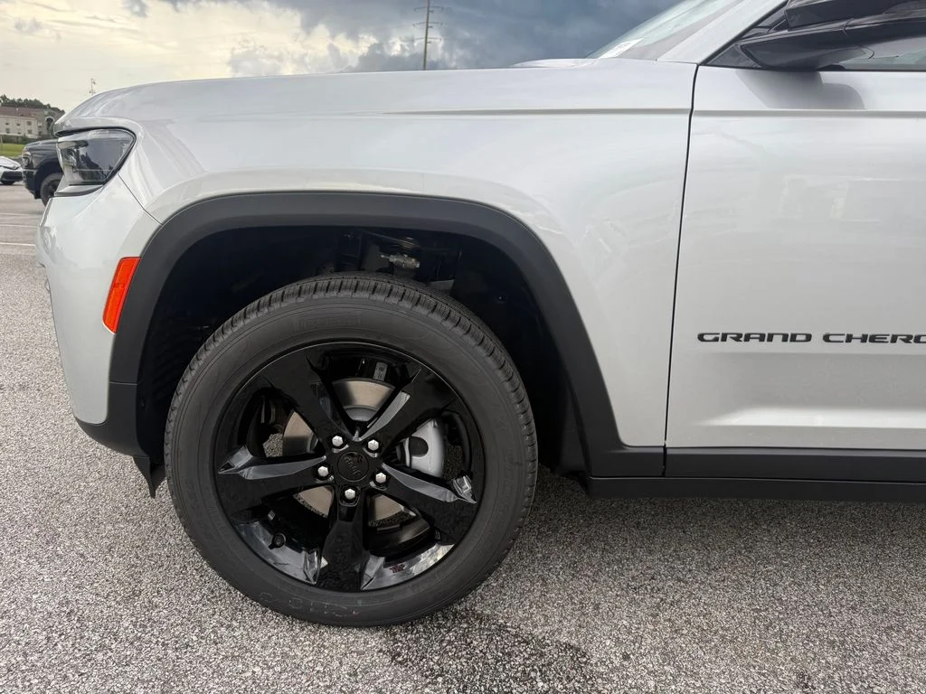 New 2026 Silver Zynith Exterior Paint Jeep Limited image 23