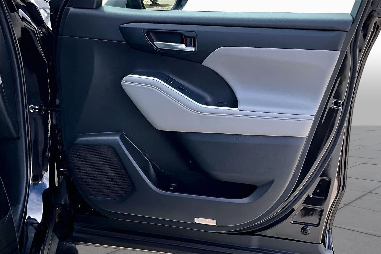 Used 2022 Opulent Amber Toyota XLE image 20