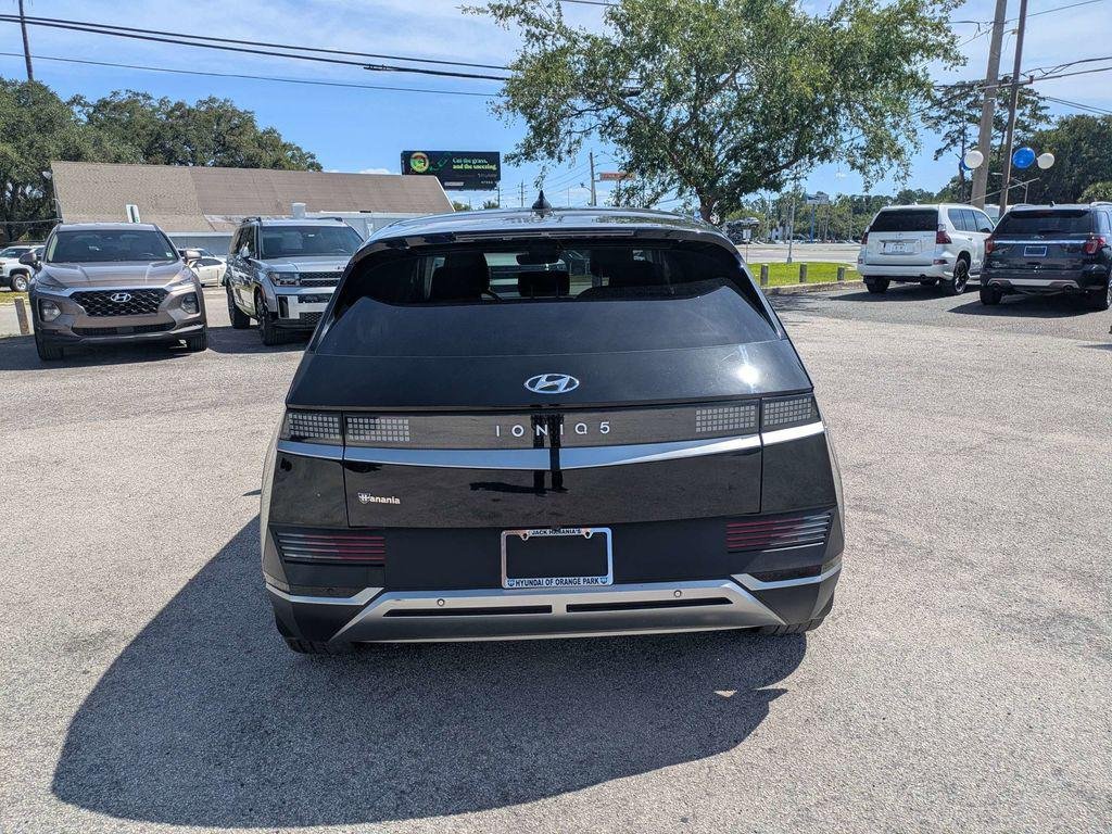 New 2023 Black Hyundai SE image 4