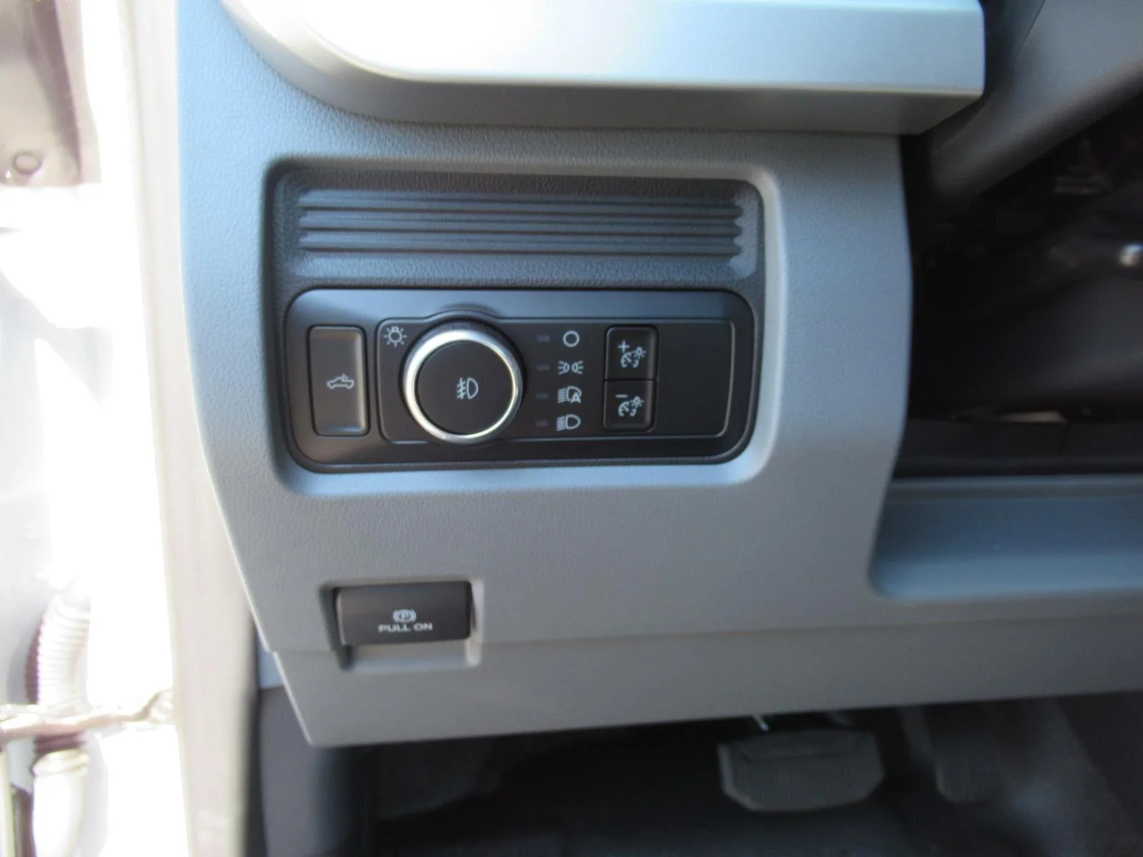 New 2024 Oxford White Ford F-250® XL image 18