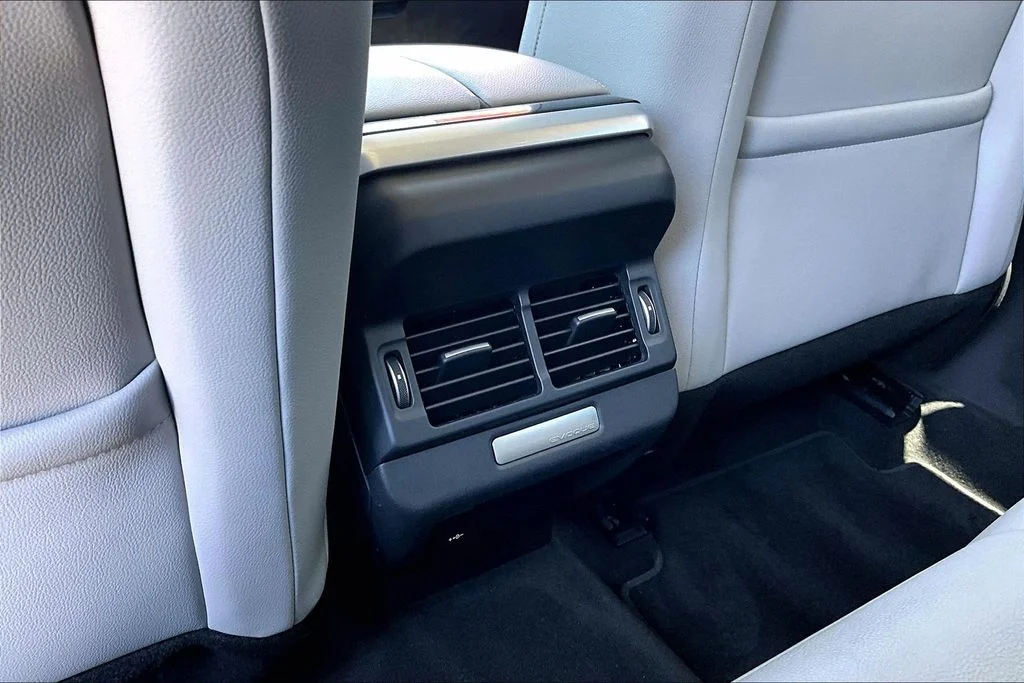 Used 2022 White Land Rover S image 10