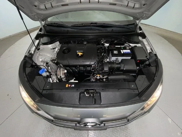 Used 2020 Silver Hyundai SE image 24