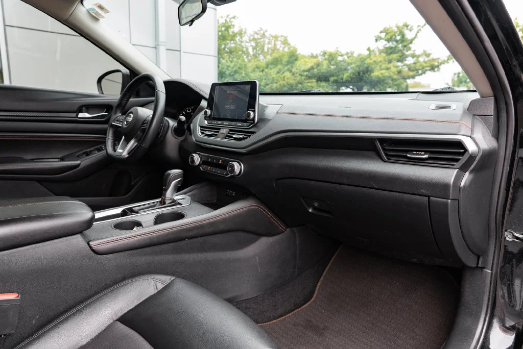 Used 2020 Black Nissan 2.5 SR image 28