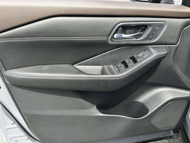 Used 2021 Gray Nissan Platinum image 17