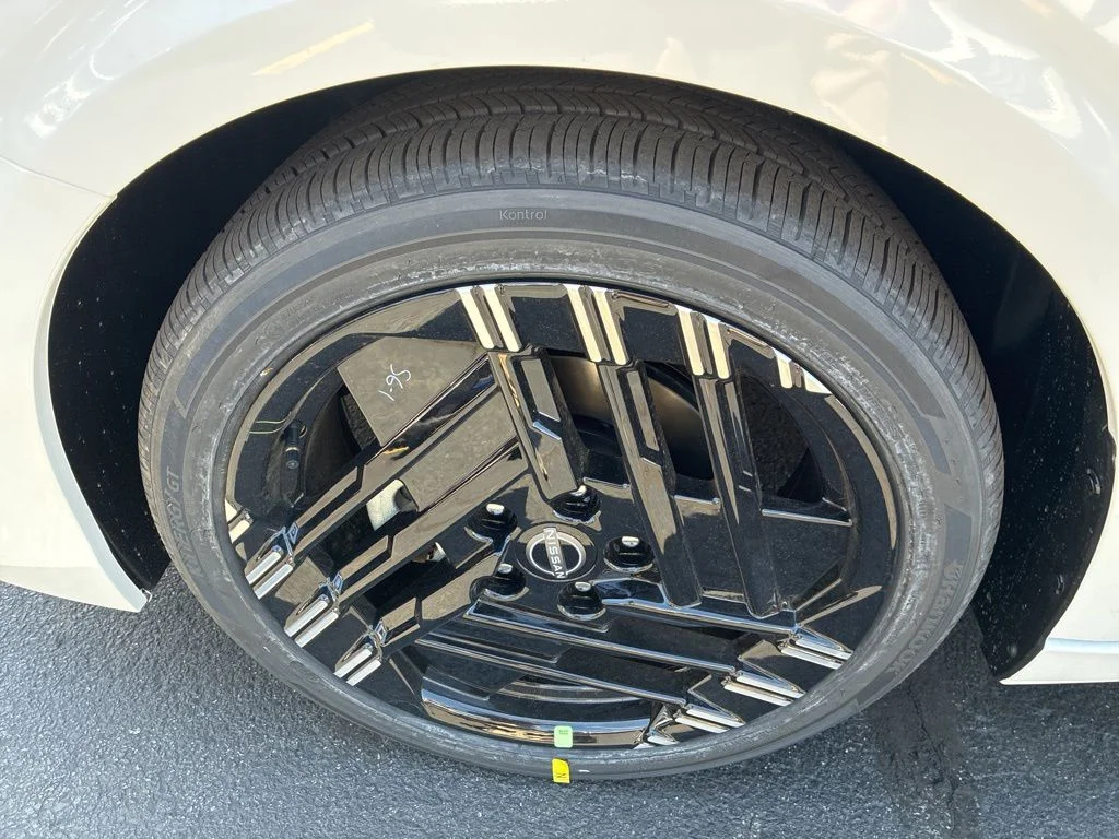 New 2026 Aspen White TriCoat / Super Black Two-tone Nissan SR image 9