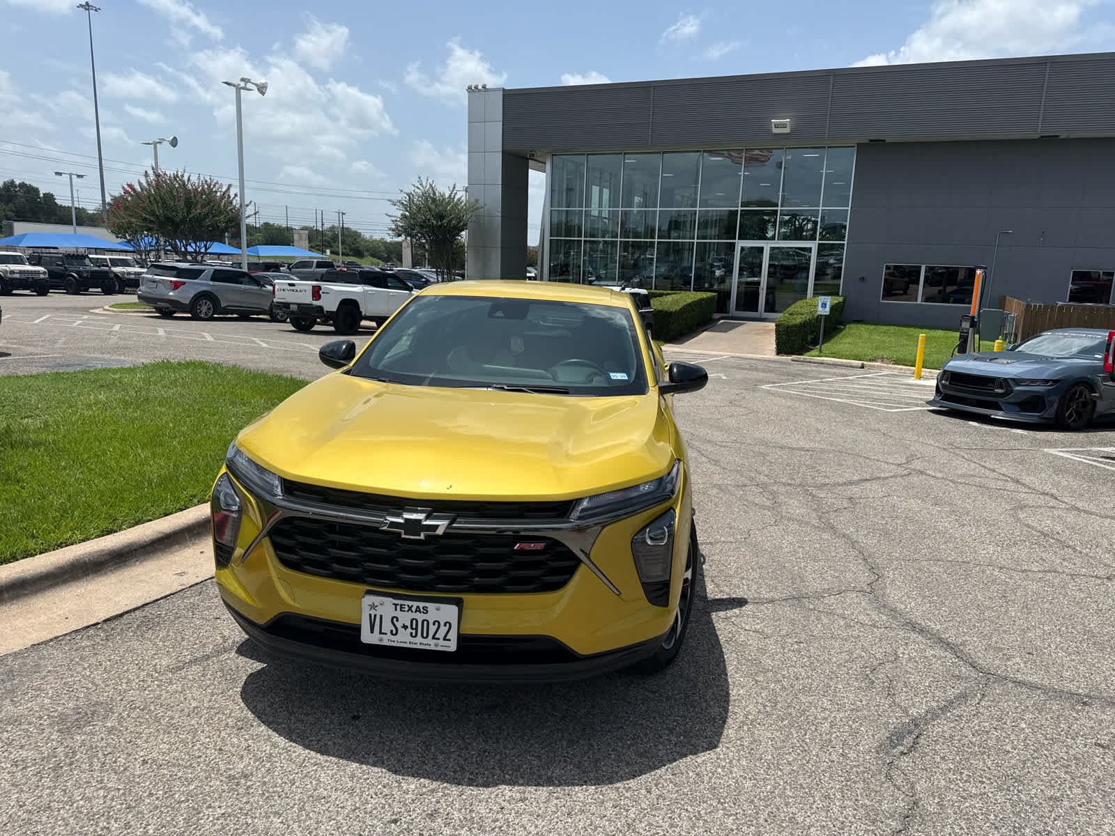 Used 2025 Nitro Yellow Metallic Chevrolet 1RS image 2
