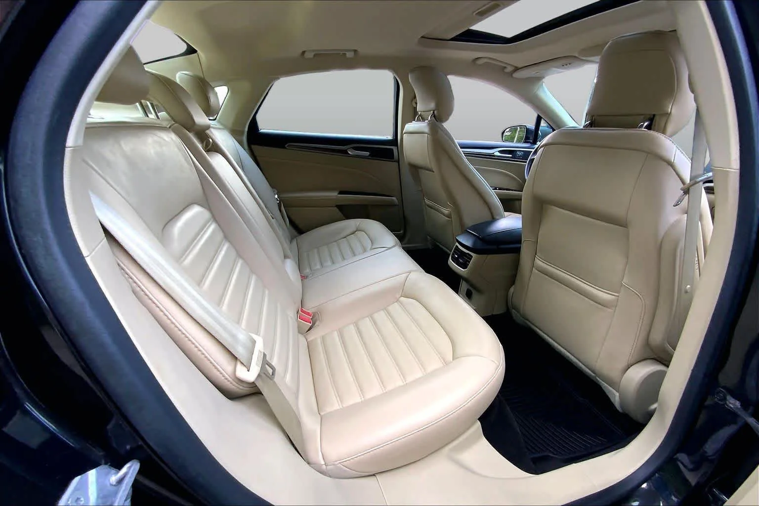 Used 2014 Tuxedo Black Metallic Ford SE image 18