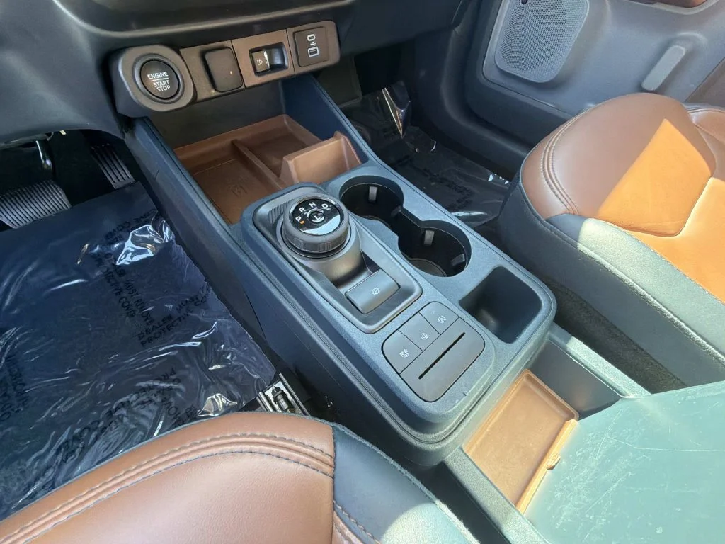 Used 2024  Ford Lariat image 25