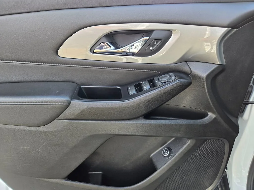 Used 2023 SUMMIT WHITE Chevrolet LT Cloth image 19