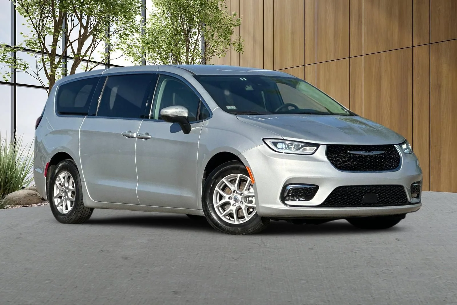 Used 2023 Silver Chrysler Touring L image 2