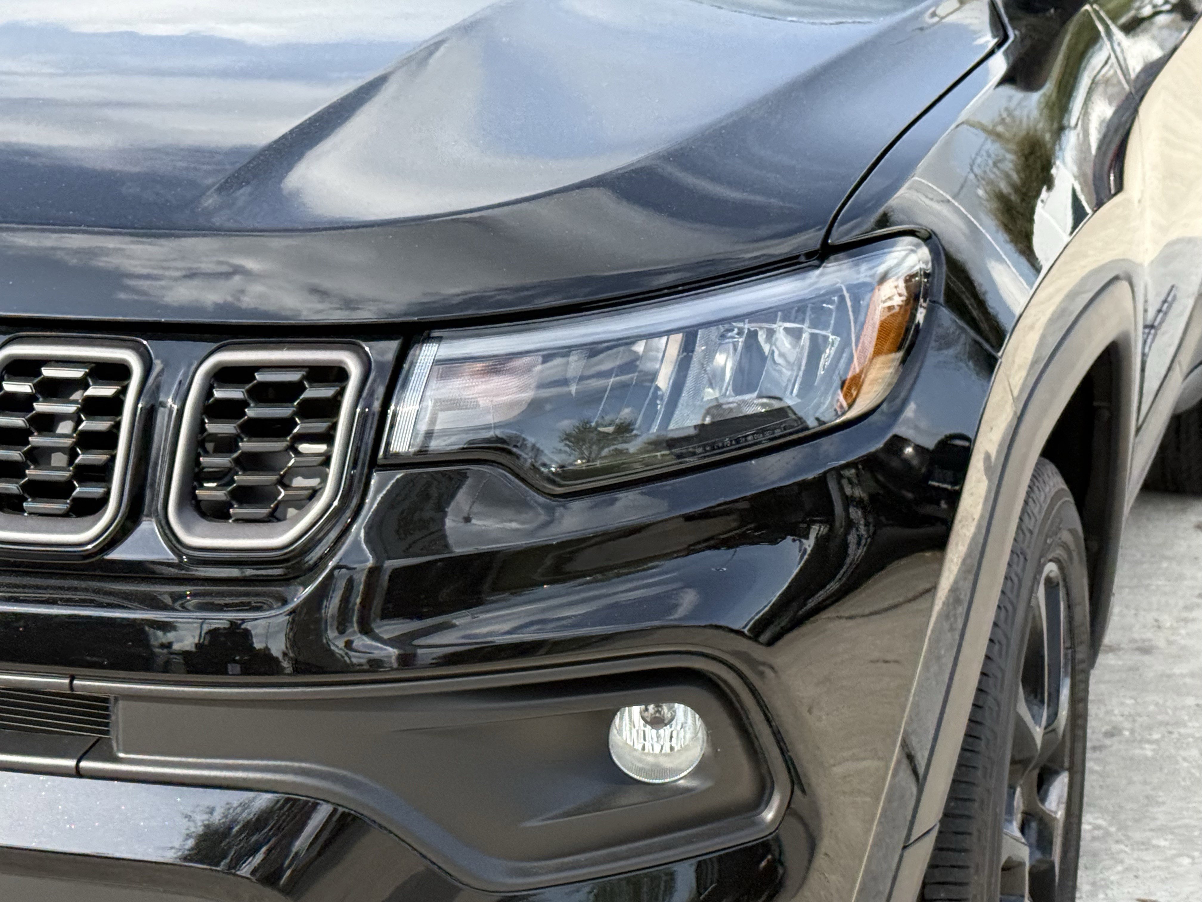 New 2026 Diamond Black Crystal Pearlcoat Jeep Latitude Altitude image 7