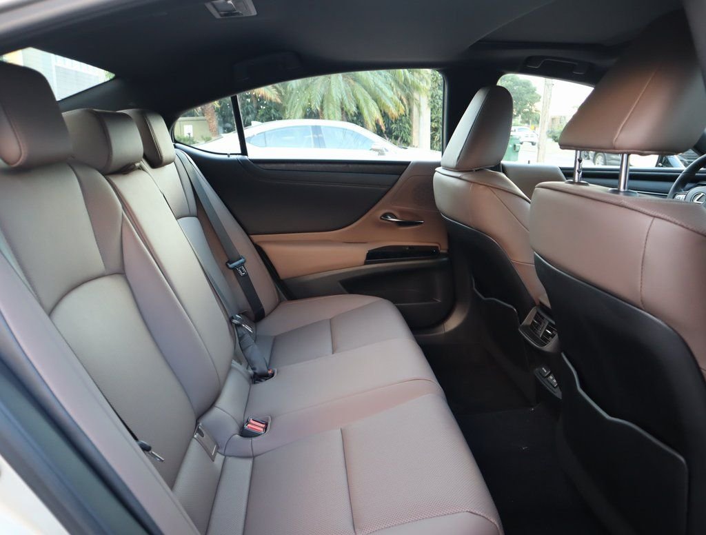2025 Lexus ES 350 - Photo 35