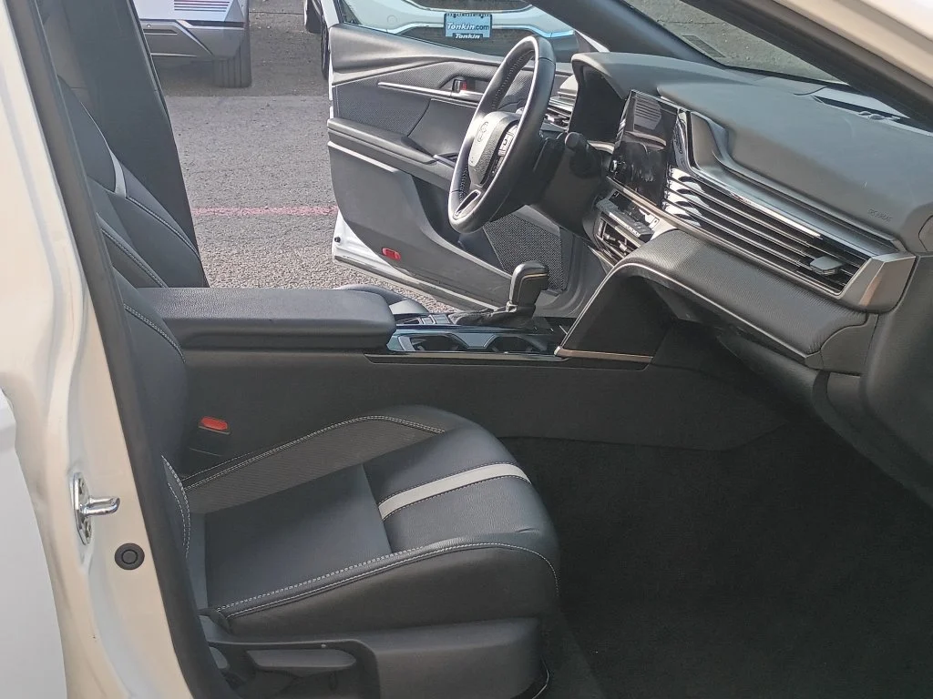 Used 2025 Ice Toyota SE image 19