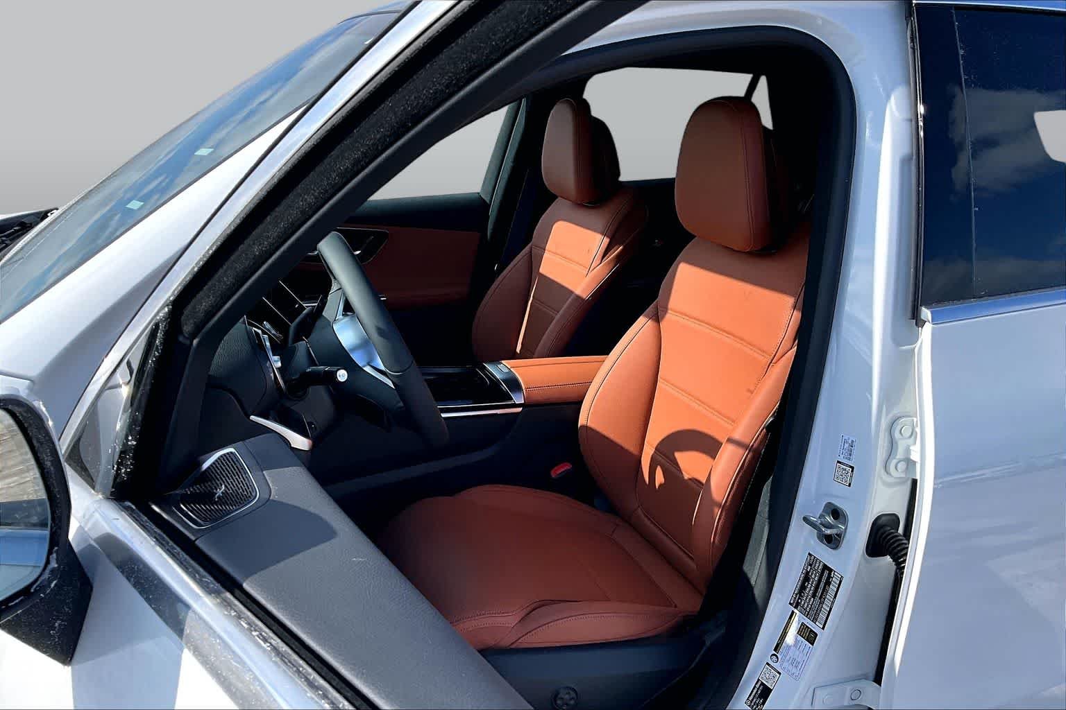 New 2026 MANUFAKTUR Moonlight White Metallic Mercedes-Benz GLC 300 image 14
