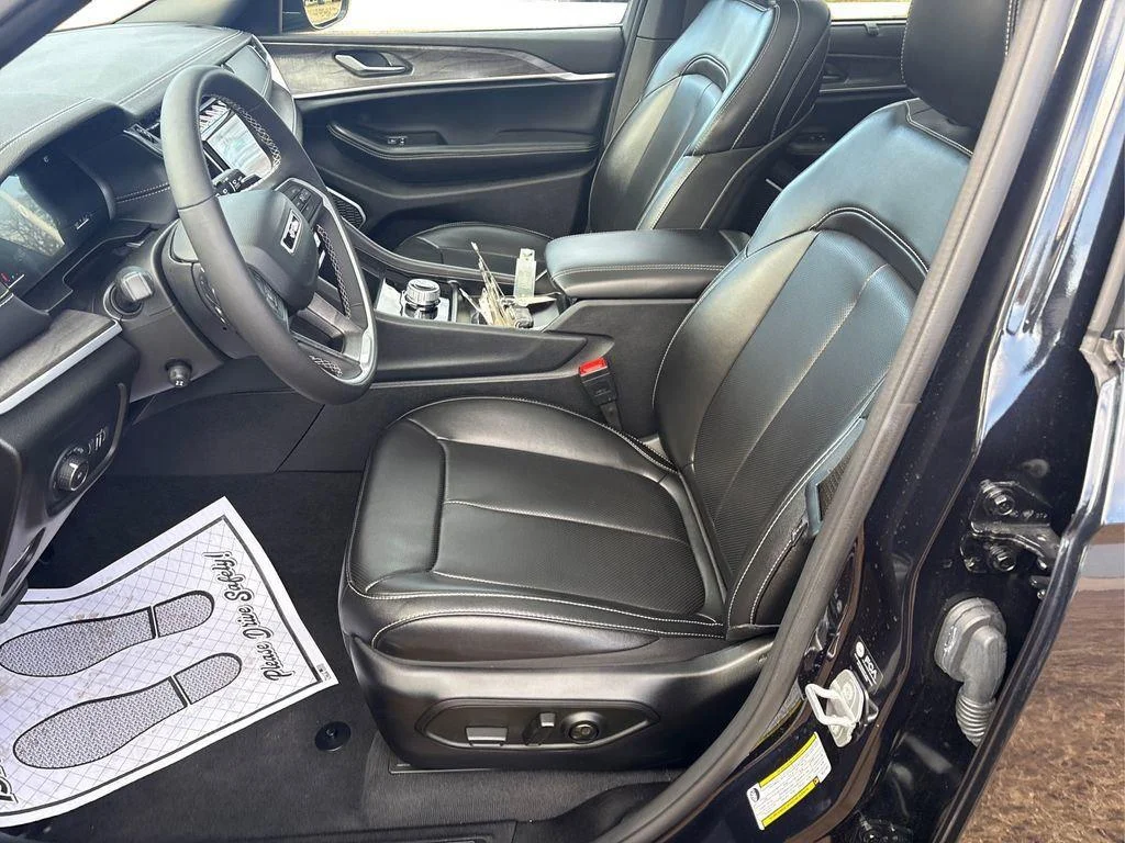 Used 2024 Midnight Sky Jeep Limited image 8