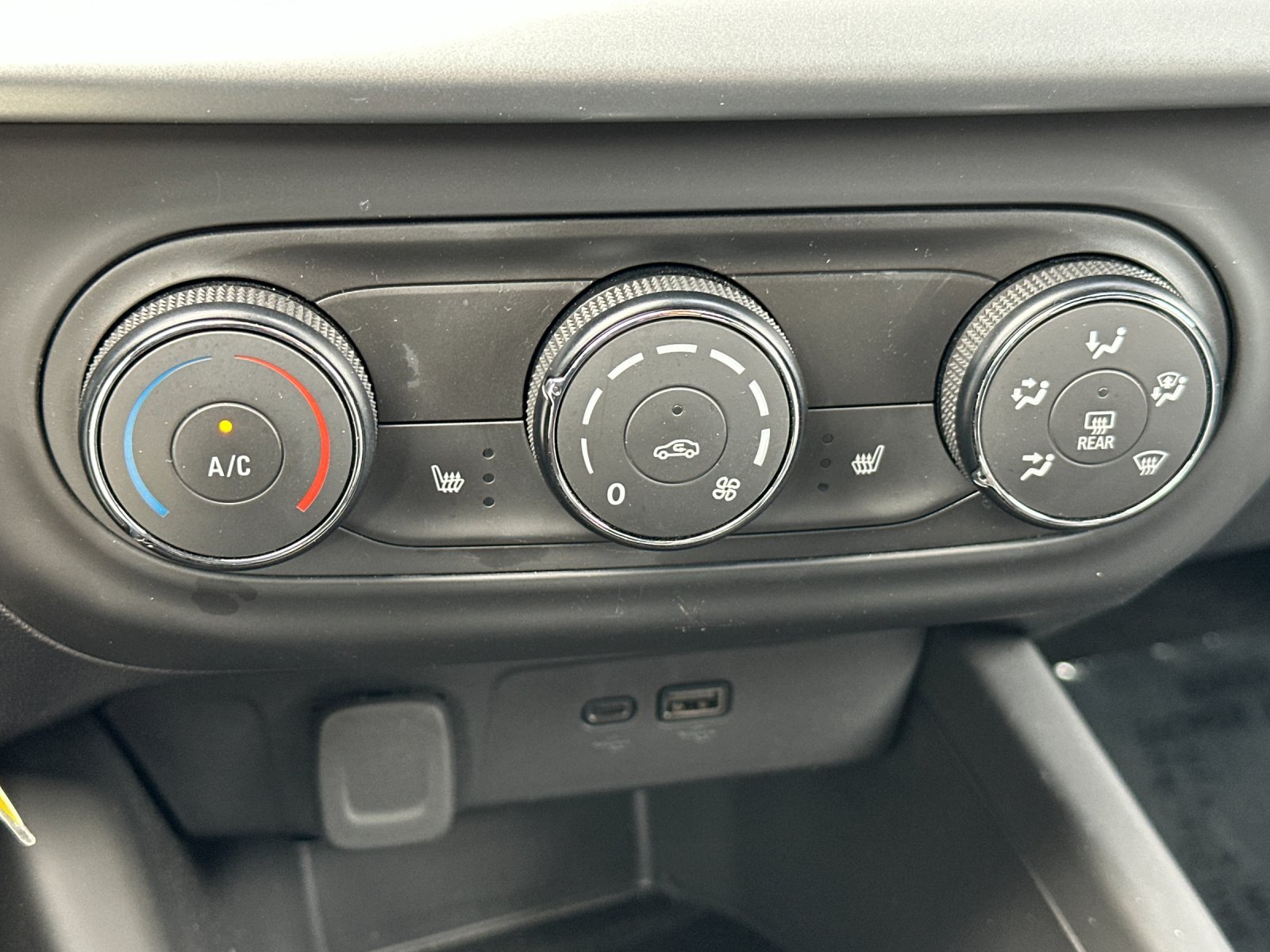 Used 2025 Summit White Chevrolet 1RS 4D Sport Utility image 23