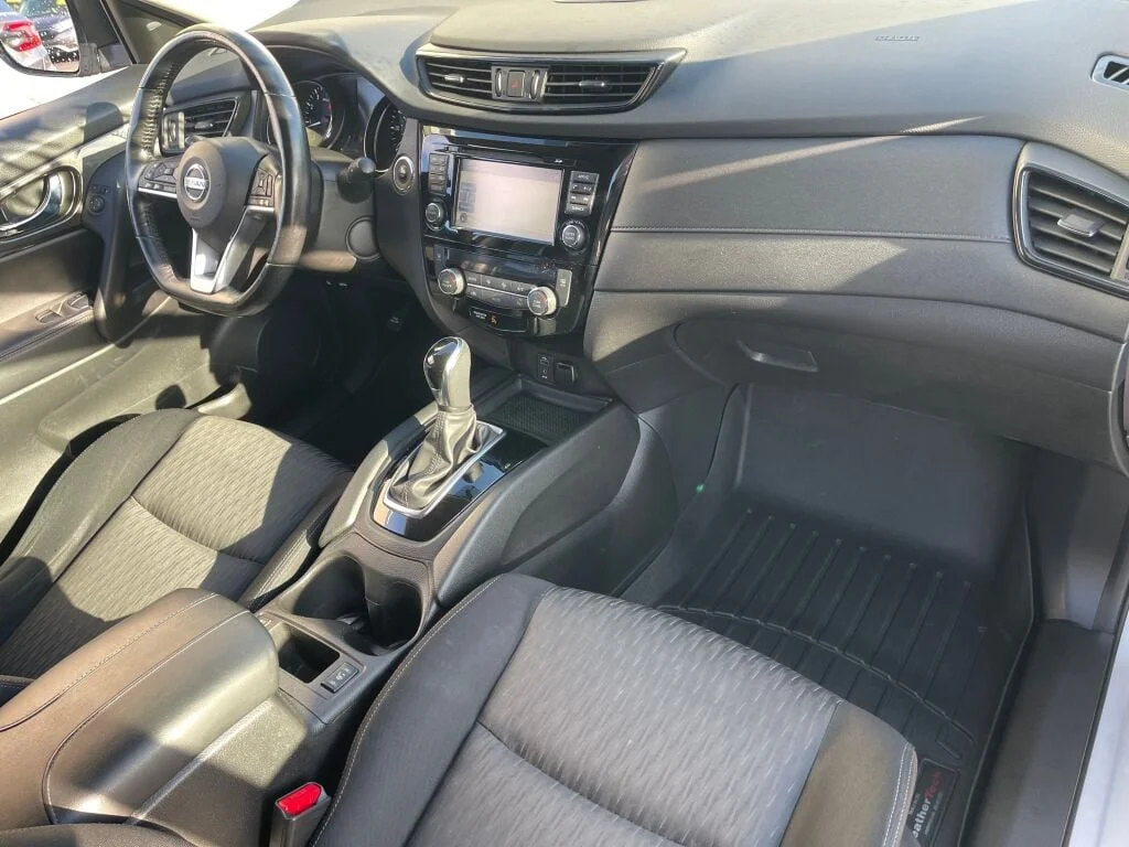 Used 2017 Brilliant Silver Nissan SV image 33