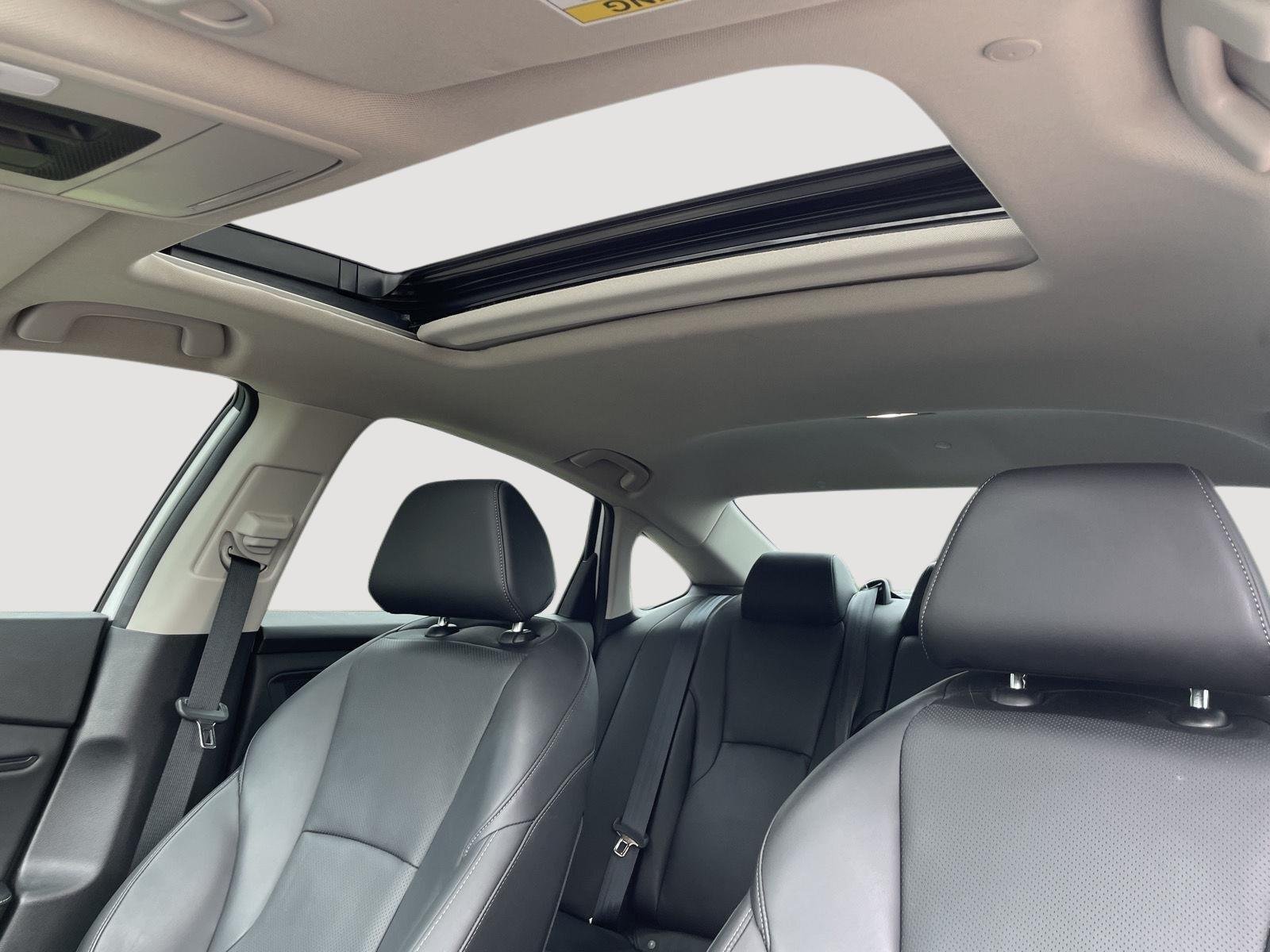 Used 2023 Platinum White Pearl Honda Touring image 4