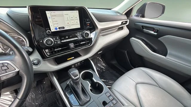Used 2023  Toyota XLE image 25