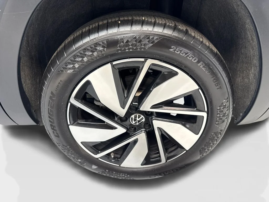 Used 2024 Gray Volkswagen 2.0T SE w/Technology image 90