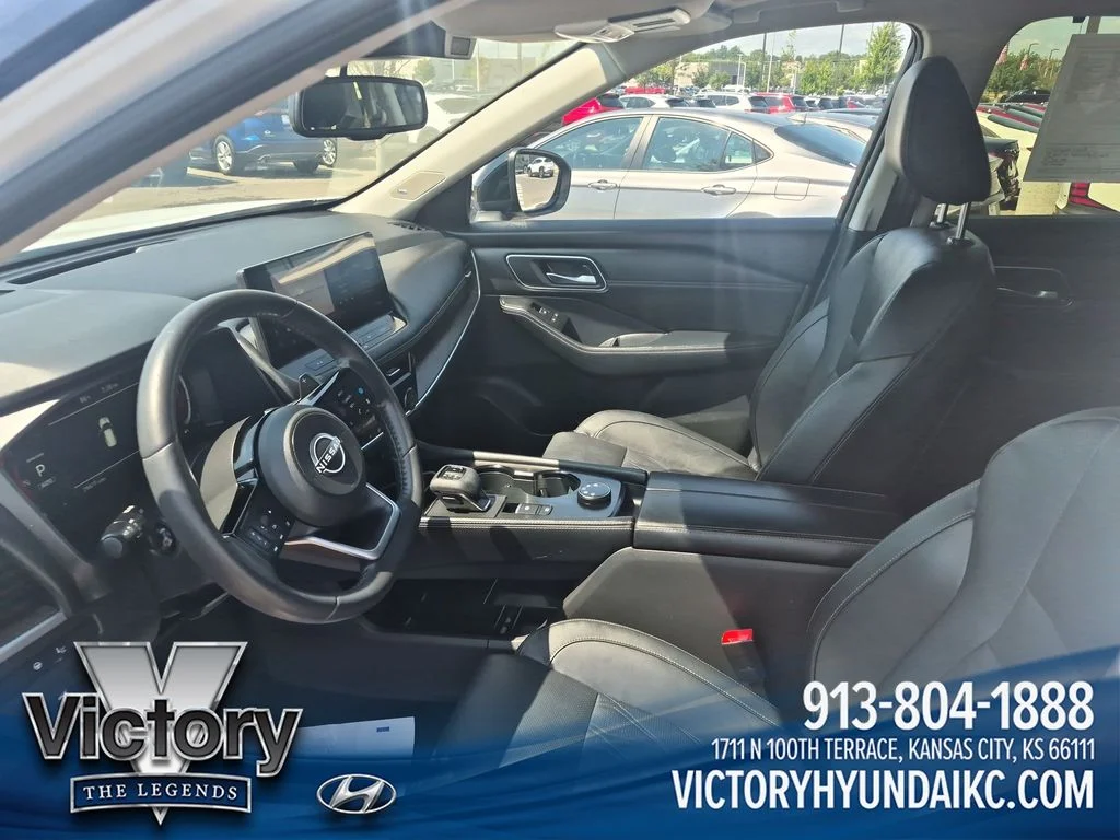 Used 2024 White Nissan Platinum image 9