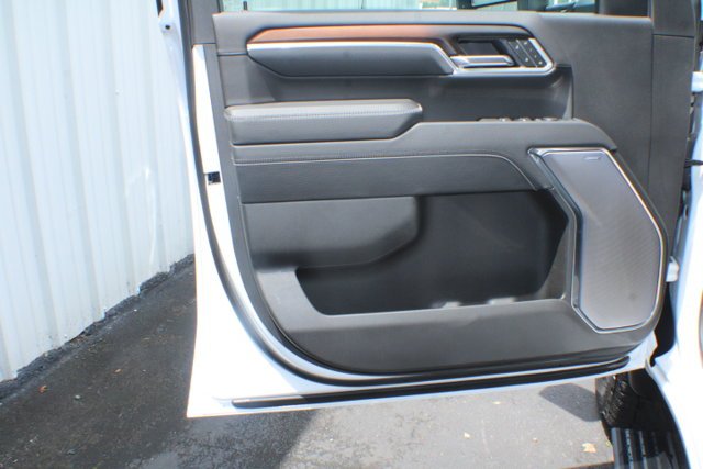 Used 2025 White Frost Tricoat GMC Denali image 6