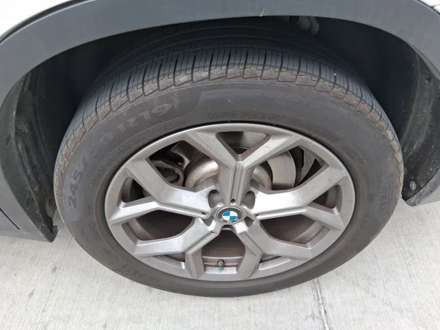 Used 2024 White BMW sDrive30i image 19