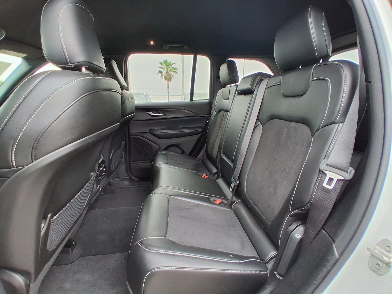 Used 2024 White Jeep Altitude image 17