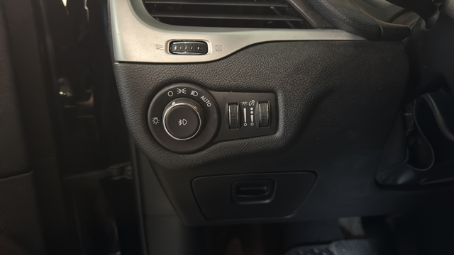 Used 2018 Diamond Black Crystal Pearlcoat Jeep Latitude Plus image 30