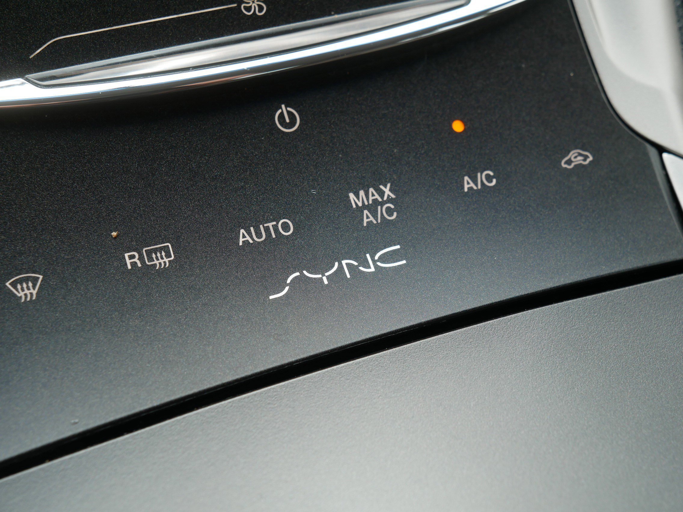 Used 2015 White Platinum Metallic Tri-Coat Lincoln Hybrid image 31
