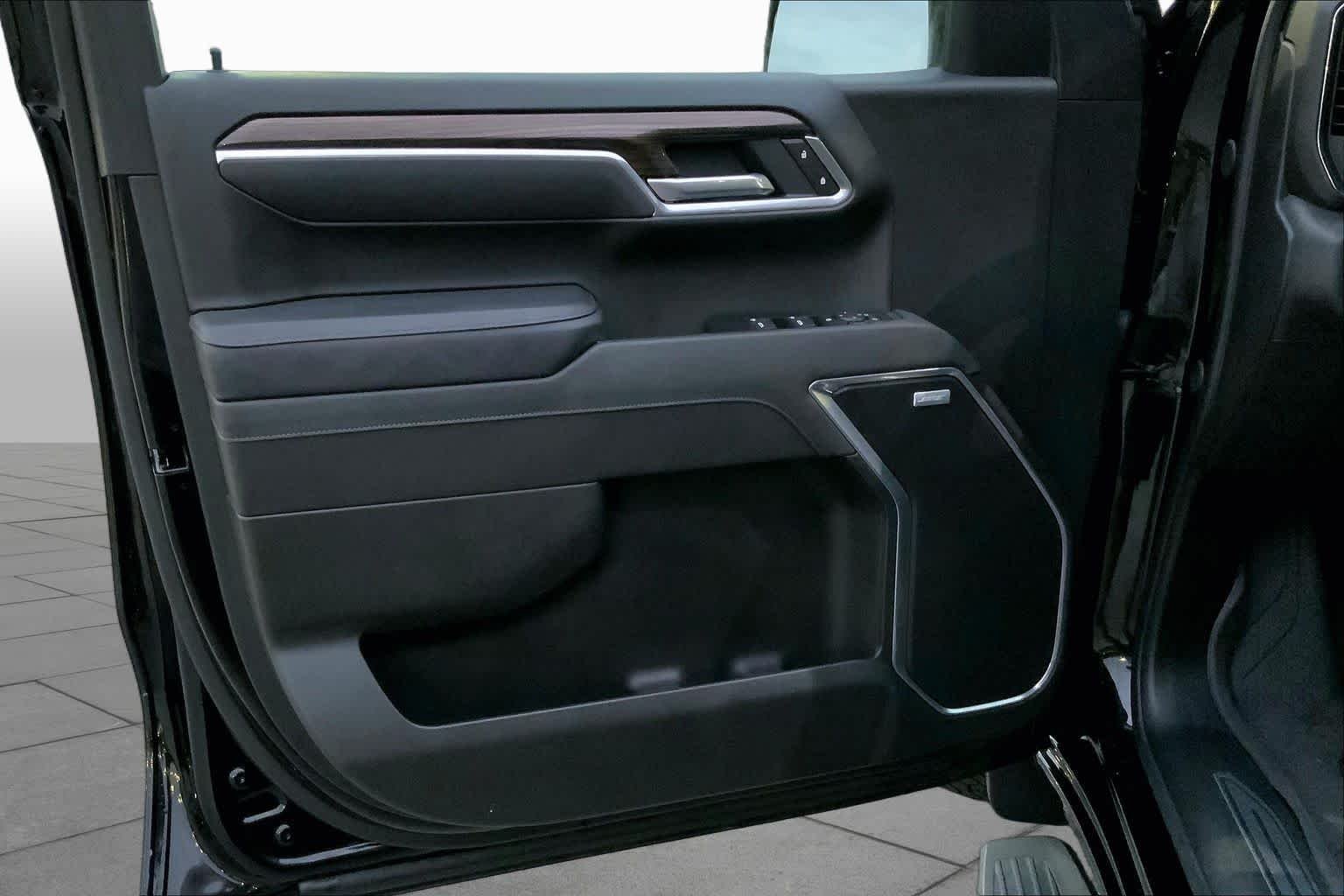 Used 2025 Black Chevrolet RST image 19