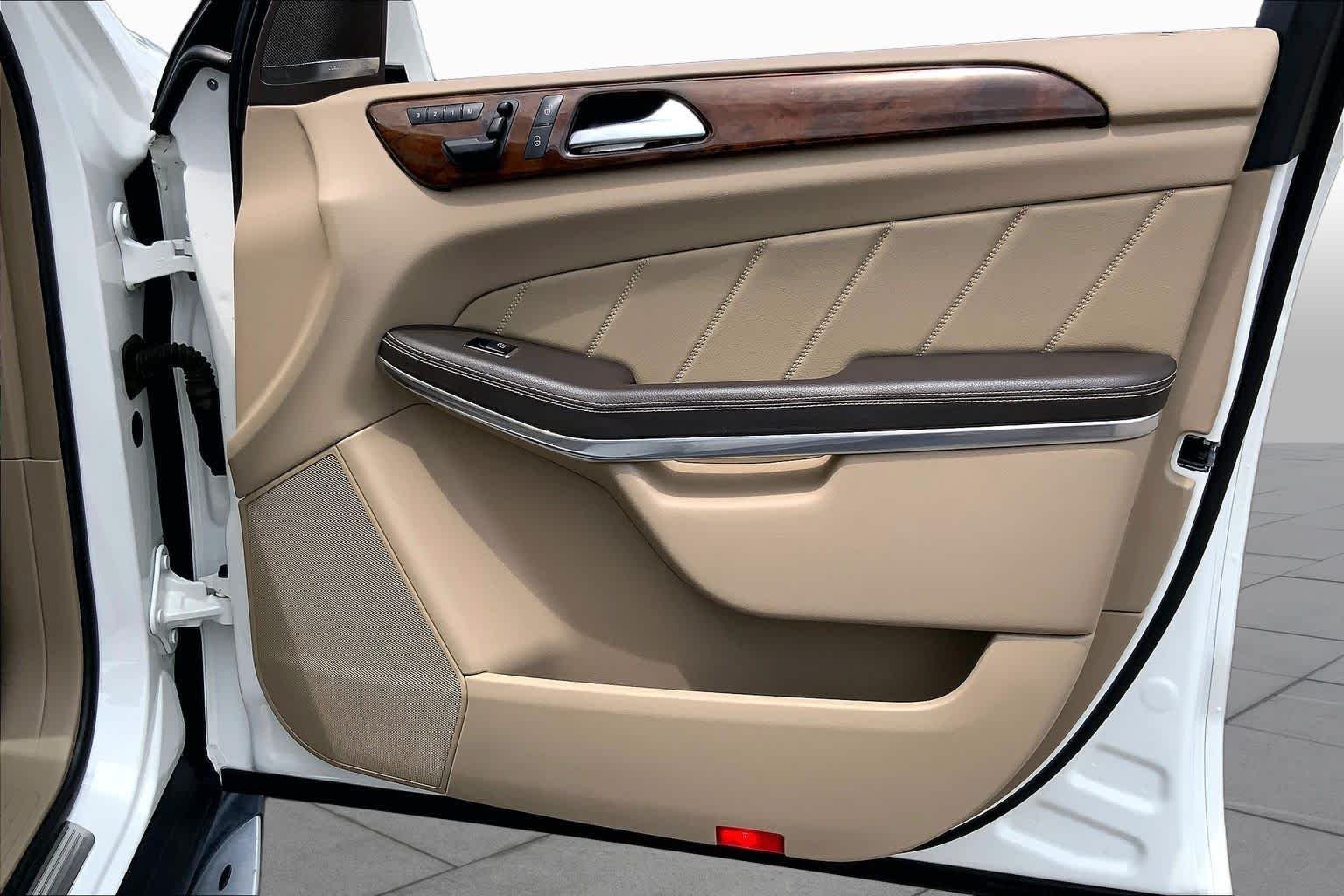 Used 2014 Polar White Mercedes-Benz GL 550 image 23