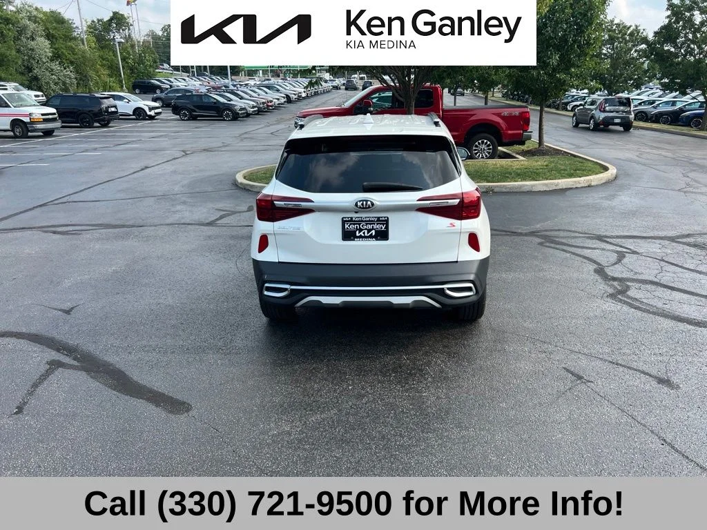 Used 2021 White Kia S image 12