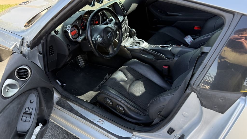 Used 2010 Silver Nissan Touring image 3