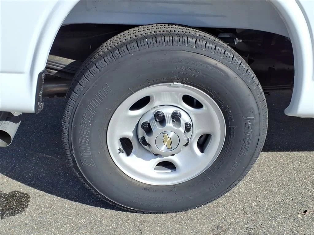 New 2026 Summit White Chevrolet WT image 30