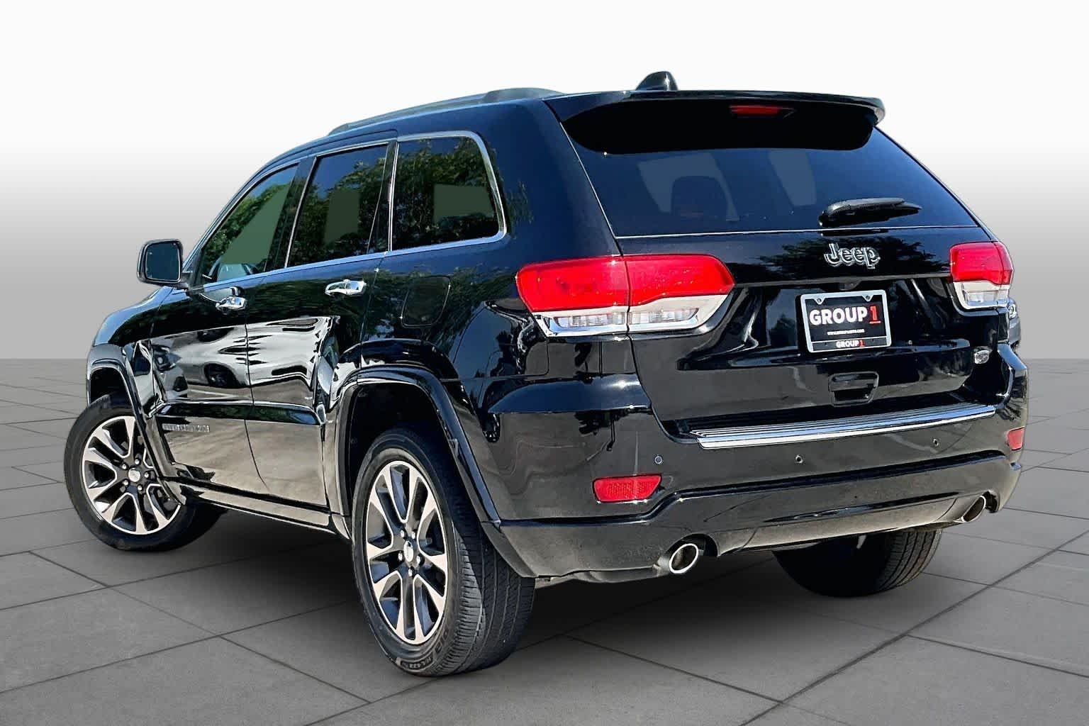 Used 2018 Diamond Black Crystal Pearlcoat Jeep Overland image 12