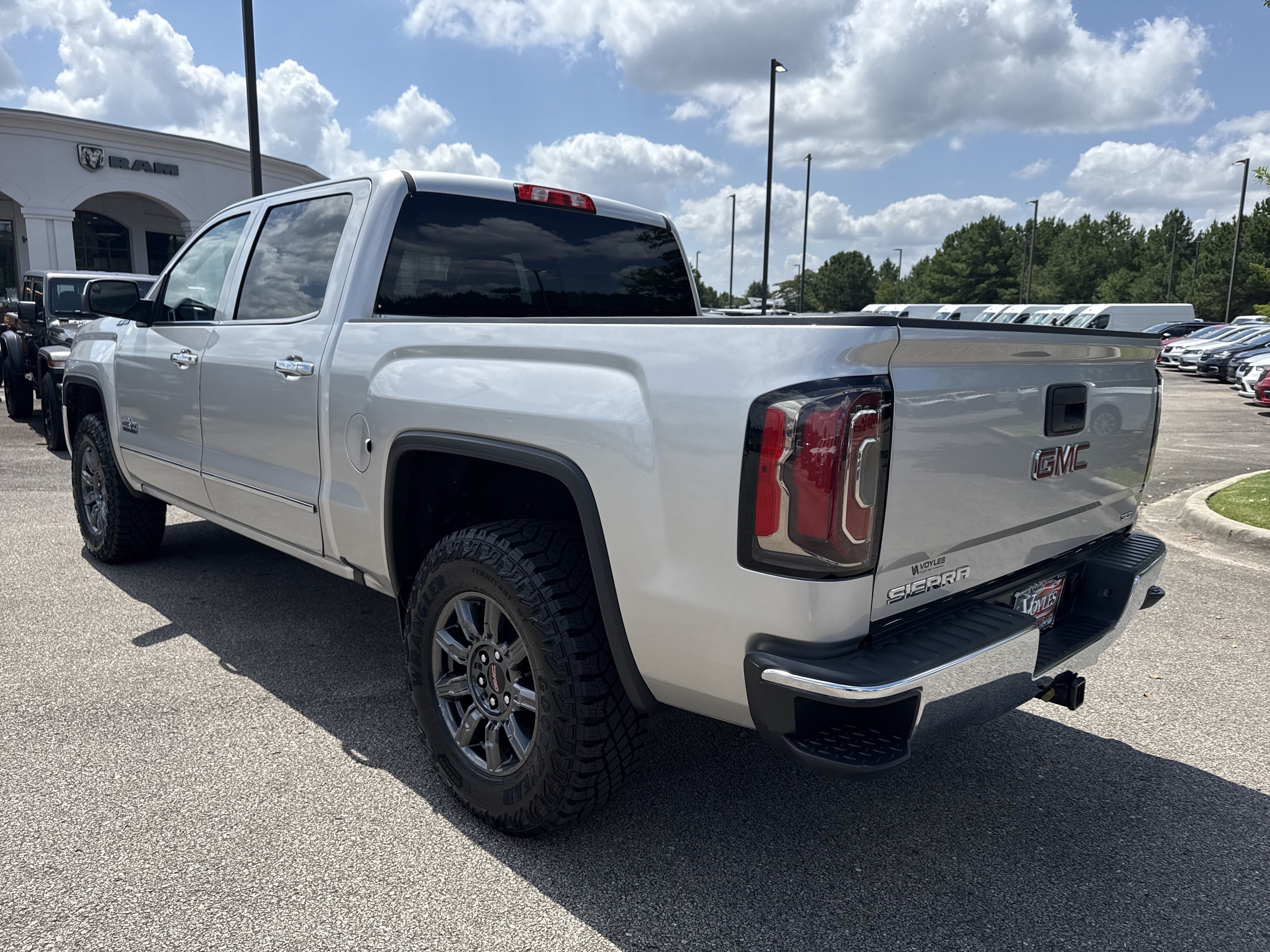 Used 2018 Quicksilver Metallic GMC SLT image 5
